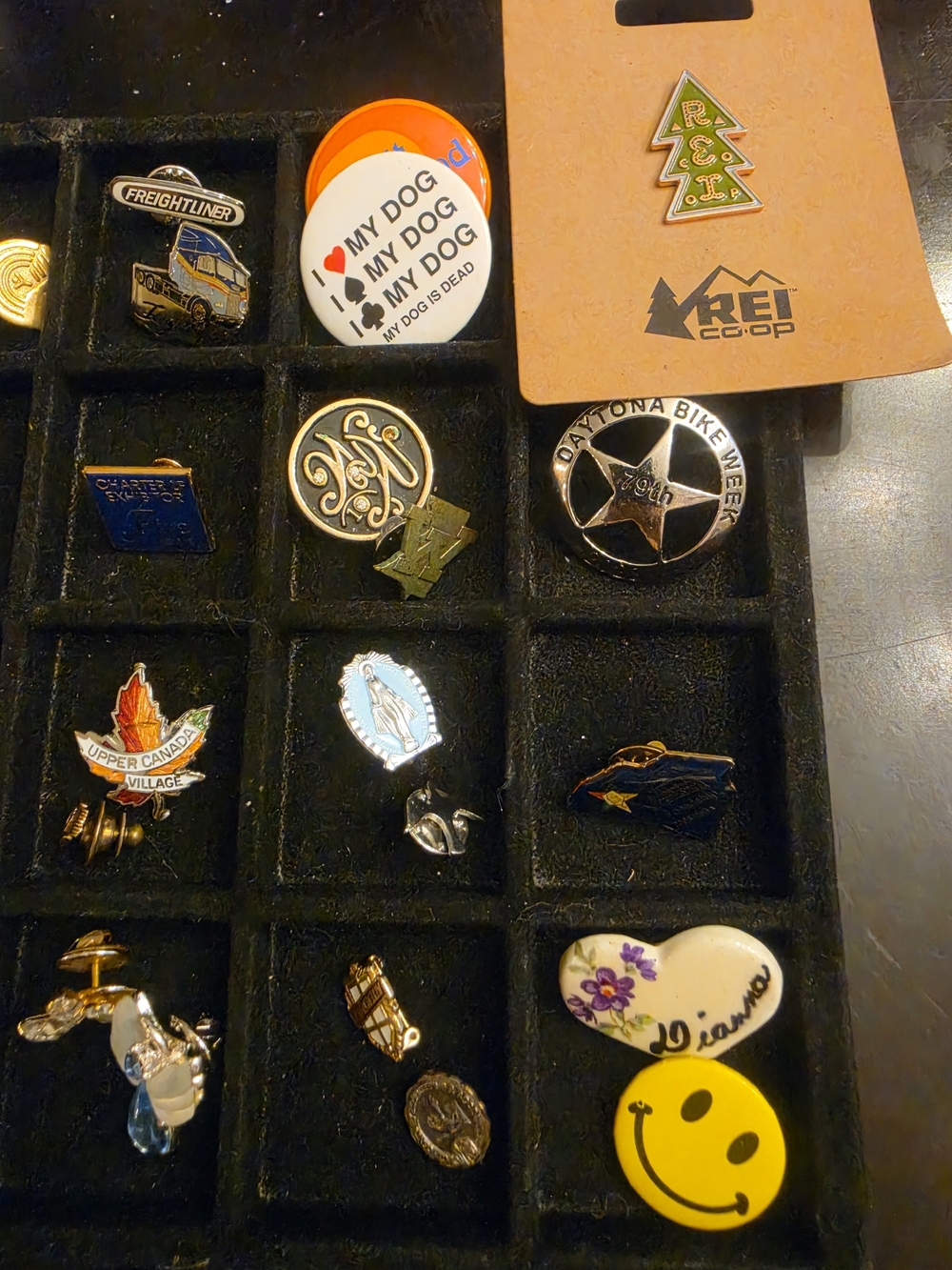 Lot Of Over 40 Pins/Buttons - Picture 4 of 8